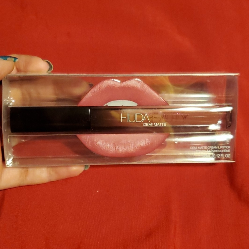 Huda Beauty Demi Matte Sheikha